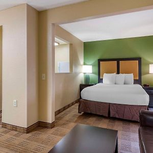 Deluxe Studio 1 Queen Bed Non-Smoking